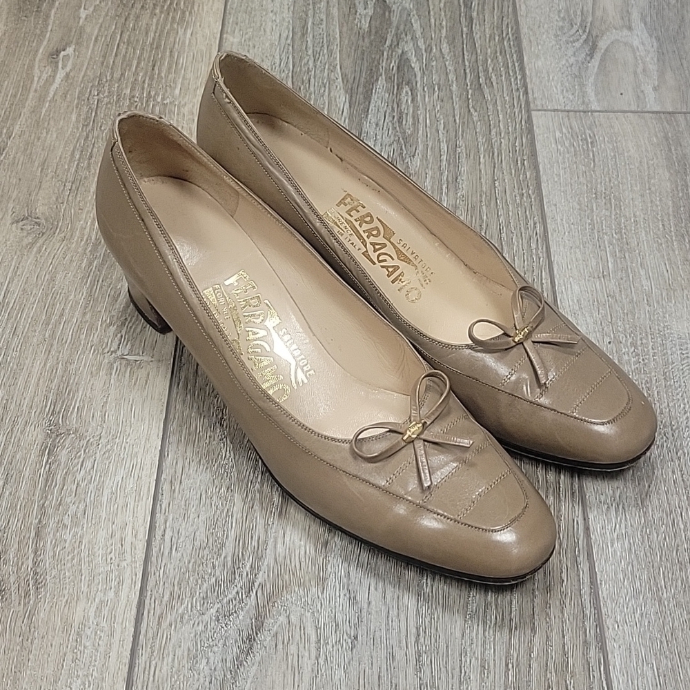 Salvatore Farragamo Tan Leather Heels with Bow and Almond Toe Size 7 1/2 Narrow
